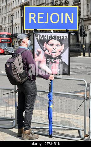 Londra. REGNO UNITO. 14 aprile 2021, UN uomo dimostra in Piazza del Parlamento a sostegno del diritto di protesta. Ha un cartello con una caricatura del Segretario di Casa Priti Patel, Westminster, Londra. Foto Stock