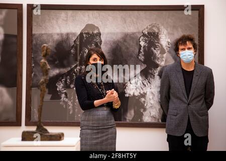 Curatrice della Fondazione Giacometti Serena Bucalo-Mussly e direttore della Fondazione Peter Lindbergh Benjamin Lindbergh, partecipa a una visita guidata dell'opera degli artisti.Presentazione alla stampa della mostra 'Alberto Giacometti - Peter Lindbergh. Catturando l'invisibile' dall'artista Alberto Giacometti con fotografie del fotografo Peter Lindbergh, al Museu da Misericórdia do Porto, alla Presentazione ha partecipato il fornitore di Santa Casa Misericórdia do Porto Antonio Tavares, curatore della Fondazione Giacometti Serena Bucalo-Mussly, il direttore del Peter Lindbergh trovato Foto Stock