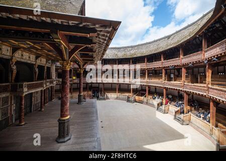 Londra, Regno Unito. 14 aprile 2021. I visitatori possono partecipare a un tour guidato del Globe Theatre sulla South Bank, Londra. Mentre le produzioni teatrali non sono previste per iniziare fino al 19 maggio sotto le restrizioni del governo di Coronavirus, oggi ha segnato il primo giorno in cui le visite guidate della sede sono state autorizzate indietro. Data immagine: Mercoledì 14 aprile 2021. Il credito fotografico dovrebbe essere: Matt Crossick/Empics/Alamy Live News Foto Stock