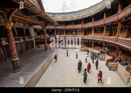 Londra, Regno Unito. 14 aprile 2021. I visitatori possono partecipare a un tour guidato del Globe Theatre sulla South Bank, Londra. Mentre le produzioni teatrali non sono previste per iniziare fino al 19 maggio sotto le restrizioni del governo di Coronavirus, oggi ha segnato il primo giorno in cui le visite guidate della sede sono state autorizzate indietro. Data immagine: Mercoledì 14 aprile 2021. Il credito fotografico dovrebbe essere: Matt Crossick/Empics/Alamy Live News Foto Stock