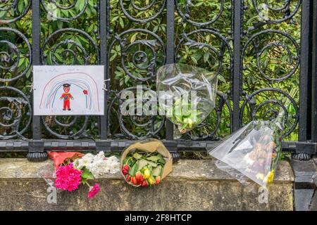 Alcuni dei fiori lasciati dal pubblico a Sandringham House durante il periodo di lutto pubblico dopo la morte del Duca di Edimburgo. Foto Stock