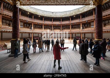 Londra, Regno Unito. 14 aprile 2021. I visitatori possono partecipare a un tour guidato del Globe Theatre sulla South Bank, Londra. Mentre le produzioni teatrali non sono previste per iniziare fino al 19 maggio sotto le restrizioni del governo di Coronavirus, oggi ha segnato il primo giorno in cui le visite guidate della sede sono state autorizzate indietro. Data immagine: Mercoledì 14 aprile 2021. Il credito fotografico dovrebbe essere: Matt Crossick/Empics/Alamy Live News Foto Stock