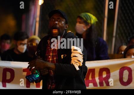 Philadelphia, Stati Uniti. 13 Apr 2021. Un manifestante grida durante una protesta di Justice for Daunte Wright a Philadelphia, USA. Daunte Wright era un uomo nero di 20 anni che fu ucciso e ucciso da un agente di polizia a Brooklyn Center, Minnesota, il 11 aprile. Credit: Chase Sutton/Alamy Live News Foto Stock