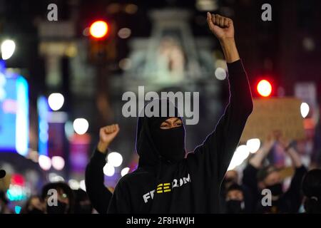 Philadelphia, Stati Uniti. 13 Apr 2021. Un dimostratore solleva il suo pugno mentre la gente canta durante una protesta di Justice for Daunte Wright a Philadelphia, USA. Daunte Wright era un uomo nero di 20 anni che fu ucciso e ucciso da un agente di polizia a Brooklyn Center, Minnesota, il 11 aprile. Credit: Chase Sutton/Alamy Live News Foto Stock