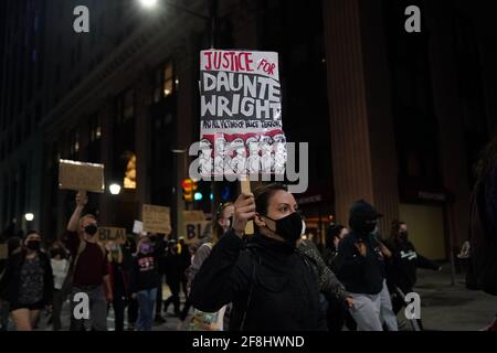 Philadelphia, Stati Uniti. 13 Apr 2021. Un dimostratore marciò mentre tiene un segno durante una protesta di Justice for Daunte Wright a Philadelphia, USA. Daunte Wright era un uomo nero di 20 anni che fu ucciso e ucciso da un agente di polizia a Brooklyn Center, Minnesota, il 11 aprile. Credit: Chase Sutton/Alamy Live News Foto Stock