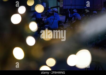 Philadelphia, Stati Uniti. 13 Apr 2021. Gli ufficiali della polizia di Philadelphia cavalcano dietro i manifestanti che marciano durante una protesta di Justice for Daunte Wright a Philadelphia, USA. Daunte Wright era un uomo nero di 20 anni che fu ucciso e ucciso da un agente di polizia a Brooklyn Center, Minnesota, il 11 aprile. Credit: Chase Sutton/Alamy Live News Foto Stock