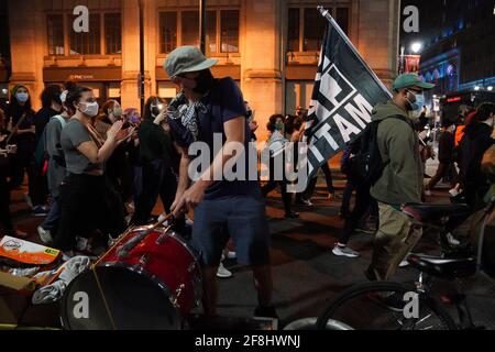 Philadelphia, Stati Uniti. 13 Apr 2021. Un dimostratore suona un tamburo mentre la gente marciano durante una protesta di Justice for Daunte Wright a Philadelphia, USA. Daunte Wright era un uomo nero di 20 anni che fu ucciso e ucciso da un agente di polizia a Brooklyn Center, Minnesota, il 11 aprile. Credit: Chase Sutton/Alamy Live News Foto Stock