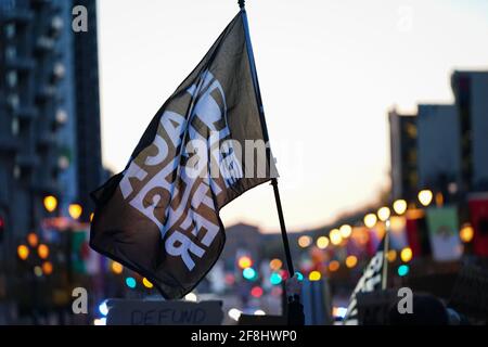 Philadelphia, Stati Uniti. 13 Apr 2021. Una bandiera Black Lives Matter viene sventata durante una protesta di Justice for Daunte Wright a Philadelphia, USA. Daunte Wright era un uomo nero di 20 anni che fu ucciso e ucciso da un agente di polizia a Brooklyn Center, Minnesota, il 11 aprile. Credit: Chase Sutton/Alamy Live News Foto Stock