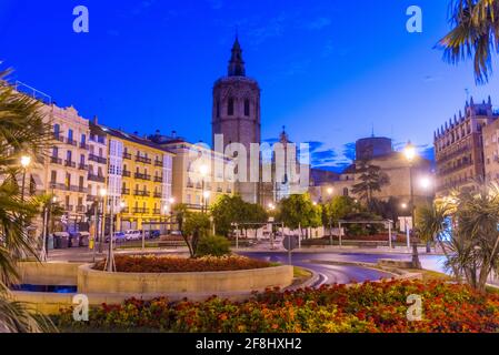 Vista notturna della Cattedrale di Valencia da Plaza de la Reina, Spagna Foto Stock