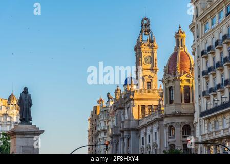 Facciate decorate di case situate sulla piazza del municipio di Valencia, Spagna Foto Stock