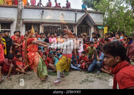 Bardhaman, India. 13 Apr 2021. I cosplayer sono visti esibirsi nella storia mitologica indù durante il festival di Gajan. Gajan è un festival indù celebrato soprattutto nel Bengala Occidentale e nella parte meridionale del Bangladesh. La festa è associata alla devozione del Signore Shiva. La gente festeggia eseguendo rituali come la pittura del viso e la costerazione. I devoti si vestono come personaggi mitologici indù ed eseguono varie storie mitologiche porta a porta. (Foto di Tamal Shee/SOPA Images/Sipa USA) Credit: Sipa USA/Alamy Live News Foto Stock