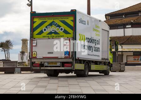 Servizio di emergenza climatico camion di recupero rifiuti alimentari presso Pier Approach, Bournemouth, Dorset UK in aprile - squadra di recupero olio di cucina Foto Stock