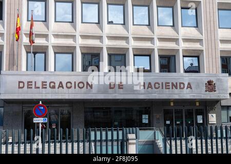 BURGOS, SPAGNA - 9 aprile 2021: Costruzione dell'Ufficio fiscale della città per la gestione dei documenti e per la raccolta finanziaria dell'Inco Foto Stock