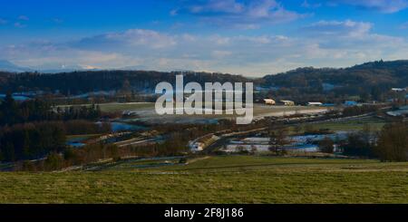 Vista panoramica delle colline in Alvernia, leggermente nevoso, verso Bromont-Lamothe, Puy-de-Dôme Foto Stock