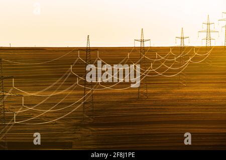 Torri di trasmissione di potenza sul campo Foto Stock