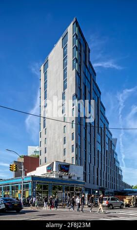 500 Metropolitan Avenue, un hotel/complesso residenziale a Williamsburg, Brooklyn. L'Hotel Indigo occupa i piani inferiori; gli appartamenti si innalzano sopra. Foto Stock