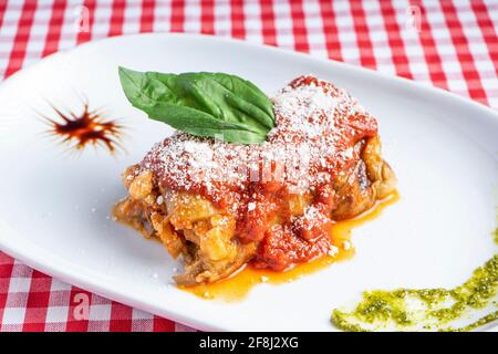 La Parmigiana di melenzane, napoletana tradizionale piatto di cucina italiana Foto Stock