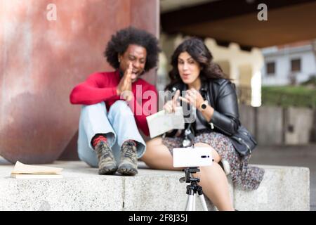 Coppia di blogger che registrano contenuti per i loro abbonati all'aperto. Concetto di viaggio. Messa a fuoco selettiva. Foto Stock