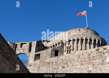 Castello di Dinan con una bandiera sulla prigione Foto Stock