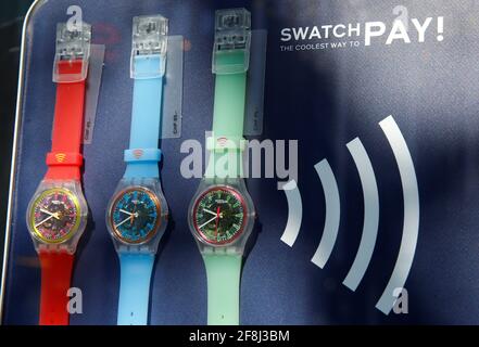 SwatchPAY! Orologi, utilizzabili per pagamenti senza contatto pay-by-wrist,  sono disponibili presso il negozio del produttore svizzero di orologi Swatch  a Zurigo, Svizzera, 14 aprile 2021. REUTERS/Arnd Wiegmann Foto stock - Alamy
