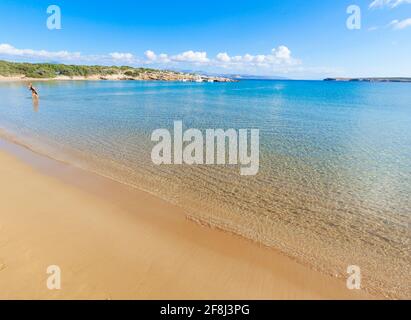 Perfetta spiaggia esotica sull'isola di Paros (spiaggia di Santa Maria), nelle isole Cicladi, Grecia, Europa Foto Stock