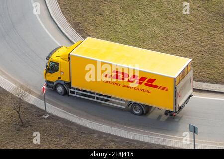 Euro Cargo Truck DHL è la più grande società di logistica del mondo che opera in tutto il mondo. Russia, San Pietroburgo 02 aprile 2021 Foto Stock