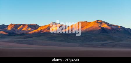 Andes montagne alba panorama, deserto di Siloli, Bolivia. Foto Stock