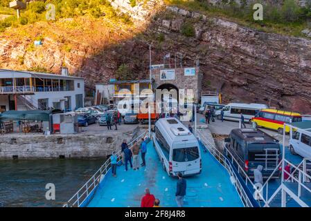 LAGO KOMAN, ALBANIA, 21 SETTEMBRE 2019: Molo dei traghetti al lago Komani in Albania Foto Stock