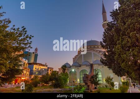 SHKODER, ALBANIA, 20 SETTEMBRE 2019: Vista al tramonto della moschea EBU Bekr a Shkoder, Albania Foto Stock