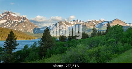 Panorama delle montagne nel Parco Nazionale del Ghiacciaio sopra i due inferiori Lago di medicina all'alba Foto Stock