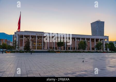 TIRANA, ALBANIA, 29 SETTEMBRE 2019: Vista all'alba del palazzo della cultura in piazza Skanderbeg a Tirana, Albania Foto Stock