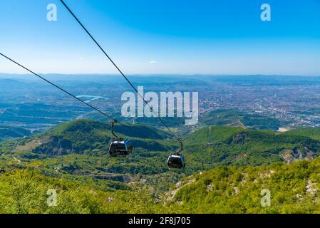 TIRANA, ALBANIA, 29 SETTEMBRE 2019: Funivia che raggiunge la fermata al Monte Dajti vicino a Tirana, Albania Foto Stock