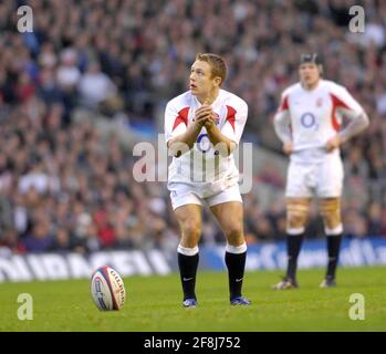 SEI NAZIONI INGHILTERRA V SCOZIA A TWICKENHAM. JONNY WILKINSON PRENDE IL SUO 1 ° CALCIO DI PUNIZIONE 3/2/2007 FOTO DAVID ASHDOWNRUGBY INGHILTERRA Foto Stock