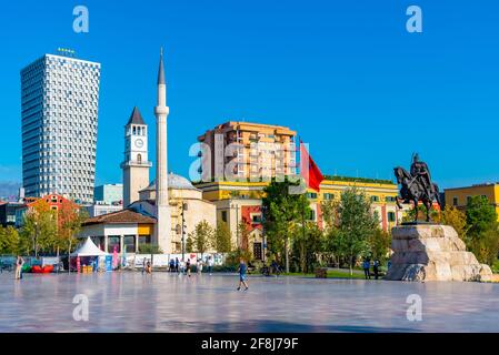 TIRANA, ALBANIA, 29 SETTEMBRE 2019: La gente sta passeggiando di fronte al memoriale di Skanderbeg e alla moschea di Ehem Bey a Tirana, Albania Foto Stock