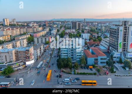 PRISHTINA, KOSOVO, 16 SETTEMBRE 2019: Vista al tramonto del viale Deshmoret e Kombit a Prishtina, Kosovo Foto Stock