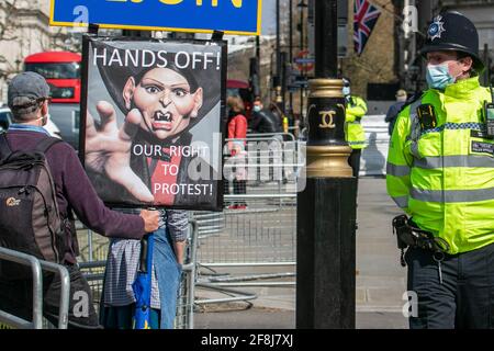 WESTMINSTER LONDON, REGNO UNITO 14 APRILE 2021. Un protestante solita dimostra il diritto di protestare con un cartello che mostra una caricatura del Segretario di Stato Priti Patel come Dracula, mentre il governo prevede di introdurre il disegno di legge di polizia che pone restrizioni alle proteste. La polizia, la criminalità, la condanna e i tribunali sono in corso di introduzione in Parlamento e consentiranno alla polizia di adottare un approccio più proattivo nella gestione delle proteste altamente dirompenti. Credit amer Ghazzal/Alamy Live News Foto Stock