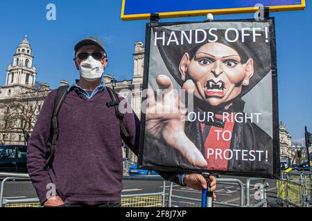 WESTMINSTER LONDON, REGNO UNITO 14 APRILE 2021. Un protestante solita dimostra il diritto di protestare con un cartello che mostra una caricatura del Segretario di Stato Priti Patel come Dracula, mentre il governo prevede di introdurre il disegno di legge di polizia che pone restrizioni alle proteste. La polizia, la criminalità, la condanna e i tribunali sono in corso di introduzione in Parlamento e consentiranno alla polizia di adottare un approccio più proattivo nella gestione delle proteste altamente dirompenti. Credit amer Ghazzal/Alamy Live News Foto Stock