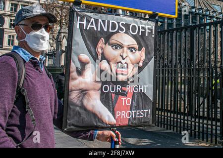 WESTMINSTER LONDON, REGNO UNITO 14 APRILE 2021. Un protestante solita dimostra il diritto di protestare con un cartello che mostra una caricatura del Segretario di Stato Priti Patel come Dracula, mentre il governo prevede di introdurre il disegno di legge di polizia che pone restrizioni alle proteste. La polizia, la criminalità, la condanna e i tribunali sono in corso di introduzione in Parlamento e consentiranno alla polizia di adottare un approccio più proattivo nella gestione delle proteste altamente dirompenti. Credit amer Ghazzal/Alamy Live News Foto Stock