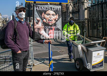 WESTMINSTER LONDON, REGNO UNITO 14 APRILE 2021. Un protestante solita dimostra il diritto di protestare con un cartello che mostra una caricatura del Segretario di Stato Priti Patel come Dracula, mentre il governo prevede di introdurre il disegno di legge di polizia che pone restrizioni alle proteste. La polizia, la criminalità, la condanna e i tribunali sono in corso di introduzione in Parlamento e consentiranno alla polizia di adottare un approccio più proattivo nella gestione delle proteste altamente dirompenti. Credit amer Ghazzal/Alamy Live News Foto Stock