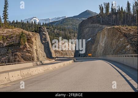 Trans Canada Highway che attraversa una montagna vicino a Golden, British Columbia, Canada Foto Stock