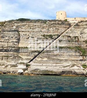 Lunga scalinata sulle rocce dei Re Aragoni a Bonifacio Città in Corsica in Francia e il mare Mediterraneo Foto Stock