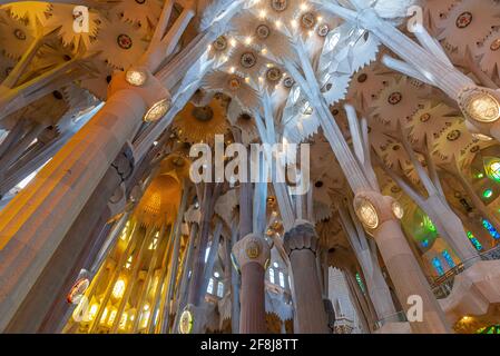 BARCELLONA, SPAGNA, 30 GIUGNO 2019: Interno della cattedrale della Sagrada Familia a Barcellona, Spagna Foto Stock