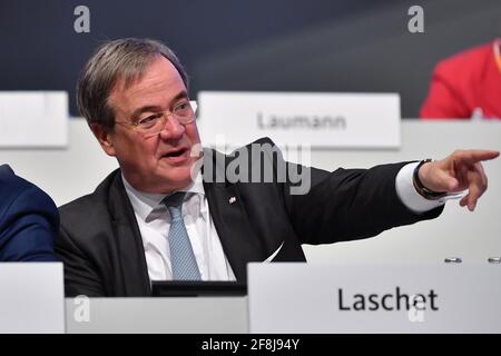 Lipsia, Germania. 14 Apr 2021. Armin LASCHET (primo Ministro Nord Reno-Westfalia), spettacoli, spettacolo gesto, 32a conferenza di partito della CDU Germanys il 22 novembre 2019, Congress Centrum Leipzig, Â | Usage Worldwide Credit: dpa/Alamy Live News Foto Stock