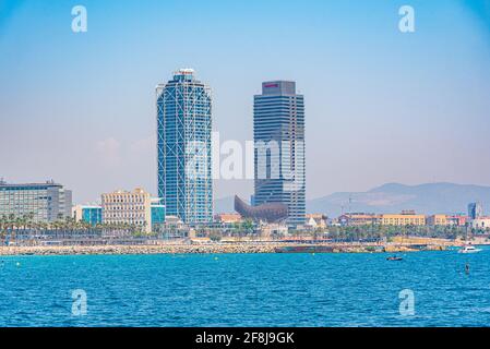 BARCELLONA, SPAGNA, 30 GIUGNO 2019: Torri gemelle sulla spiaggia di Barceloneta a Barcellona, Spagna Foto Stock