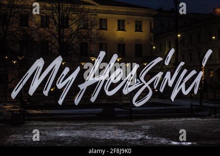 Helsinki, Finlandia - 10 marzo 2017: Vista del mio cartello di Helsinki di notte Foto Stock