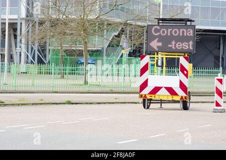 I cartelli per le informazioni stradali sui test della corona olandese ito indicano un centro di test. Traduzione: Teststraat significa strada di prova Foto Stock