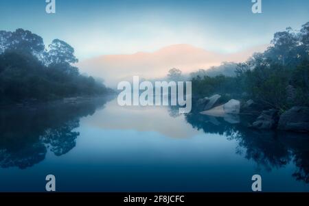 Alba al mattino presto sullo Snowy River, Australia Foto Stock