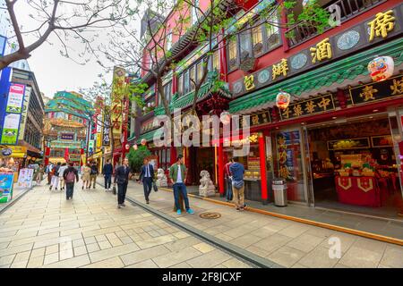 Yokohama, Giappone - 21 Aprile 2017: Persone asiatiche che camminano nella zona pedonale di Yokohama Chinatown. La più grande Chinatown giapponese. Foto Stock