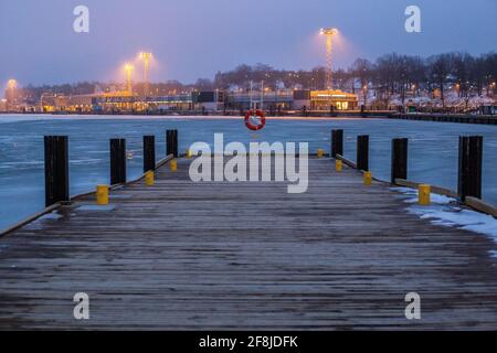 Helsinki, Finlandia - 10 marzo 2017: Vista del porto sud al tramonto con Lifebuoy sullo sfondo Foto Stock