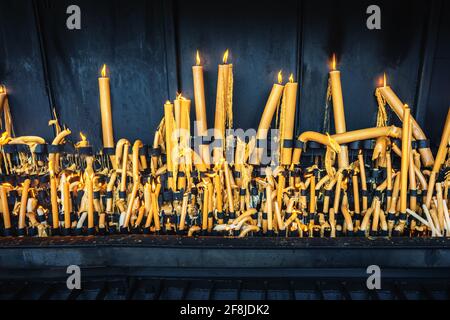 Offre candele al Santuario di Fatima - Fatima, Portogallo Foto Stock